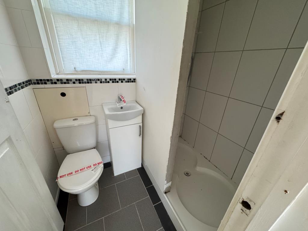 Lot: 97 - FREEHOLD BLOCK OF FIVE ONE-BEDROOM APARTMENTS - Flat 4 Shower room